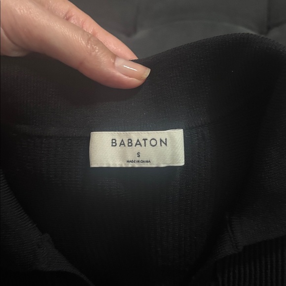 EUC Aritzia Babaton Black V-Neck Crop Top size Small. - Picture 4 of 6